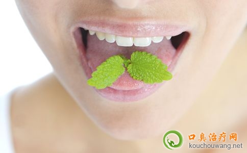 快速去除吃大蒜后引起口臭的9個方法 快速去除吃大蒜后引起口臭的9個方法