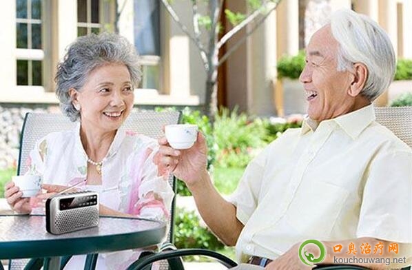 老年人口臭的三個(gè)常見原因 老年人口臭的三個(gè)常見原因